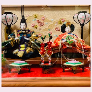 愛犬が占領する人形の飾り場所🎎